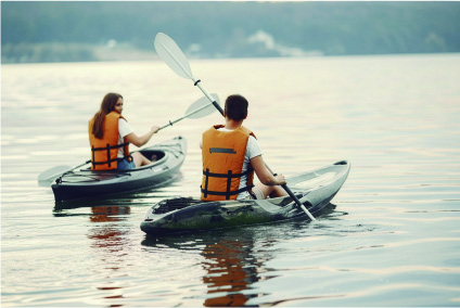 Pareja practicando kayak en la laguna